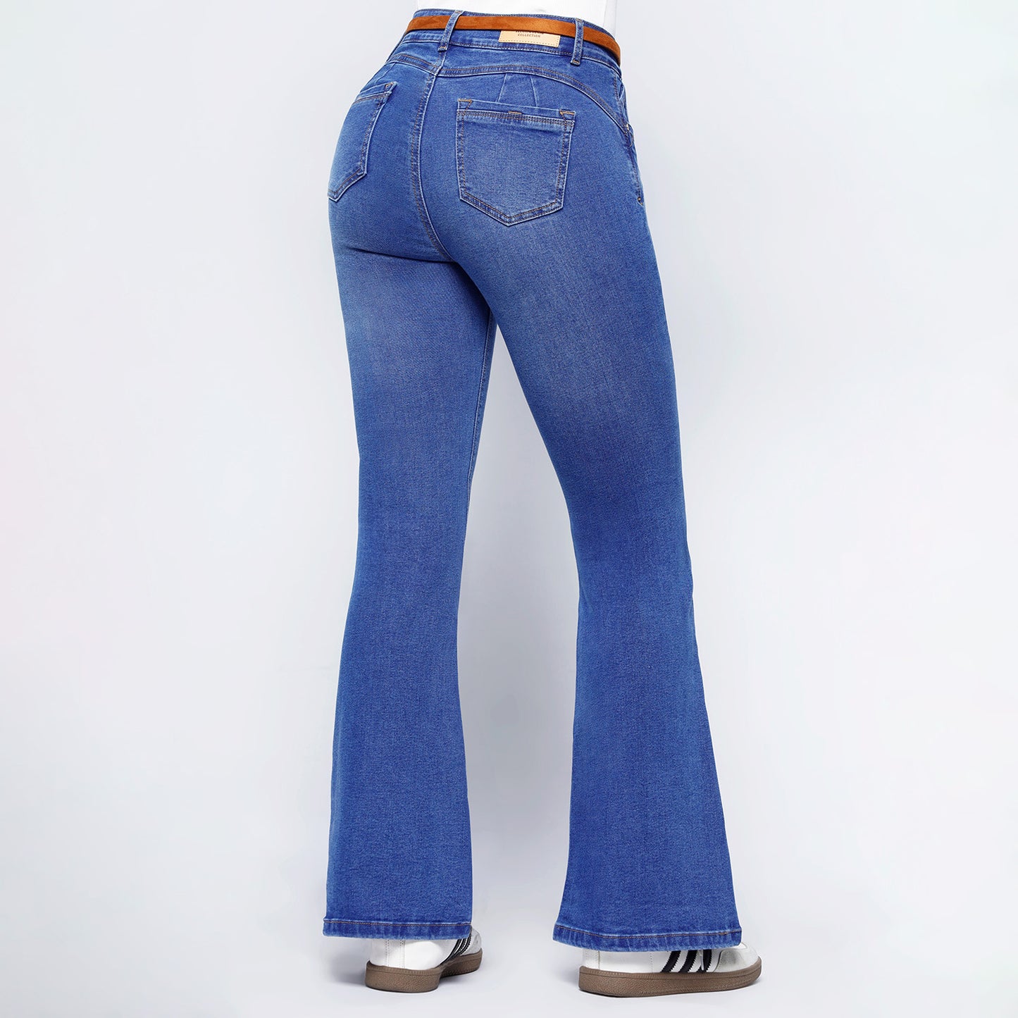 Jean Flare Kamila con Correa