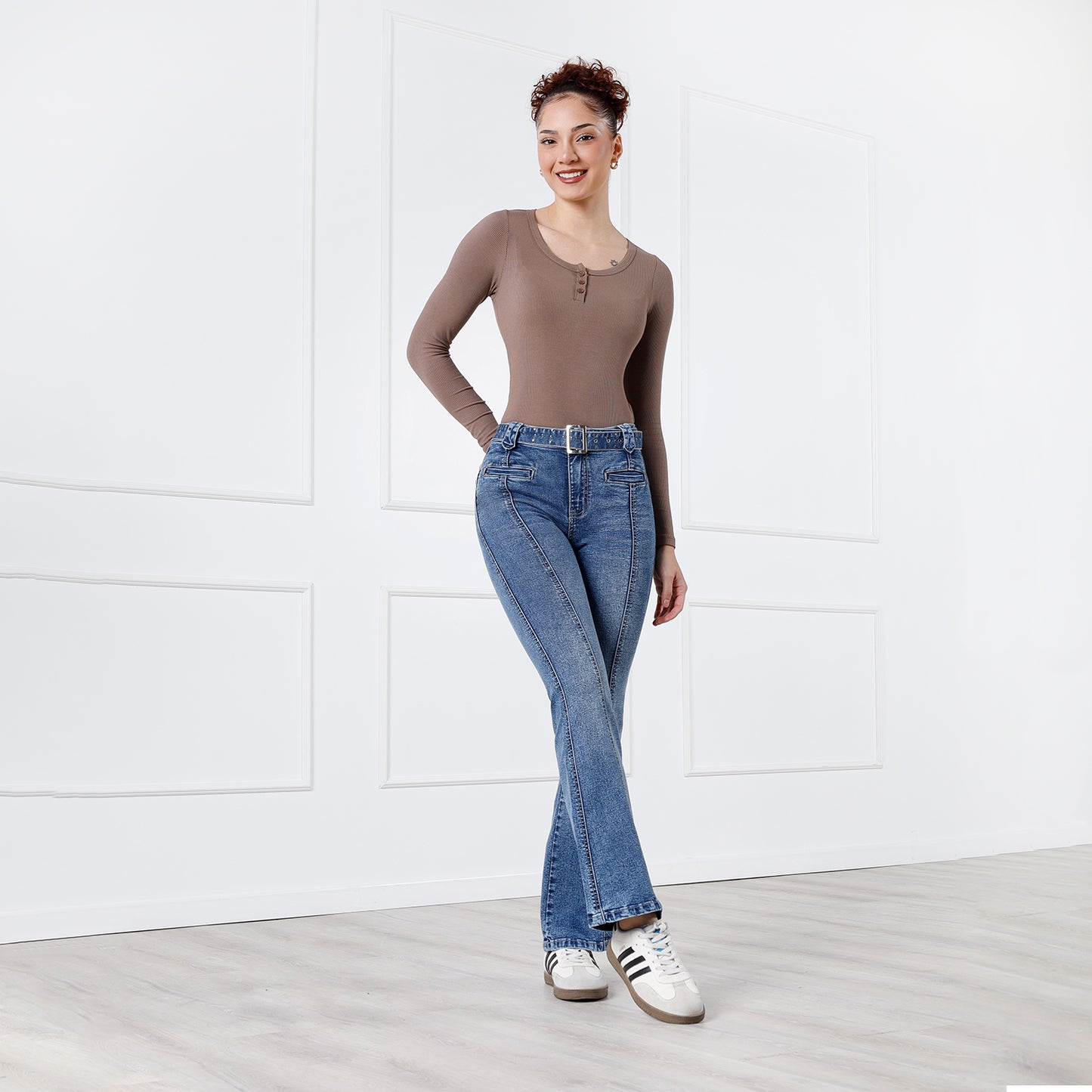 Pantalón Jean cintura Flare con Correa