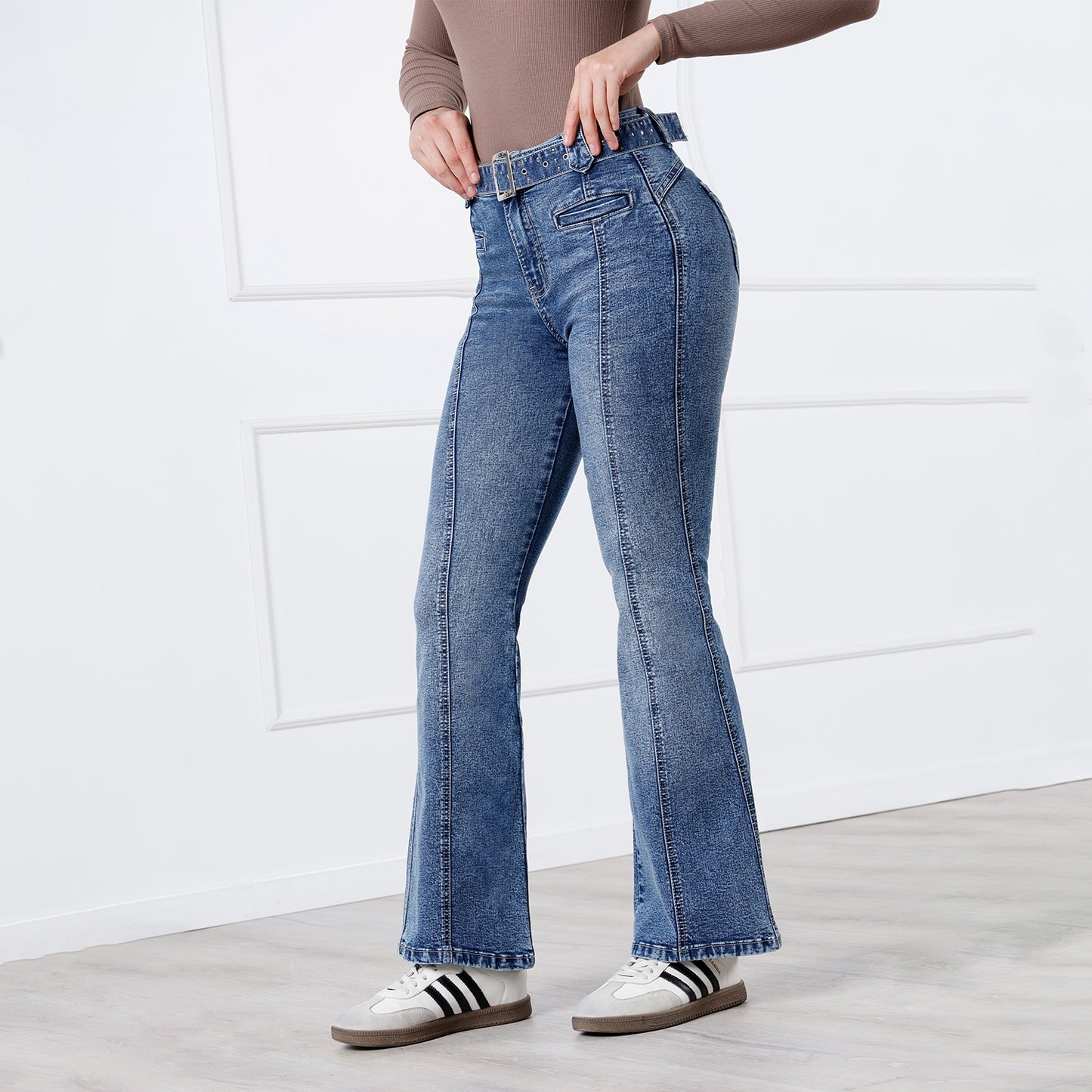 Pantalón Jean cintura Flare con Correa