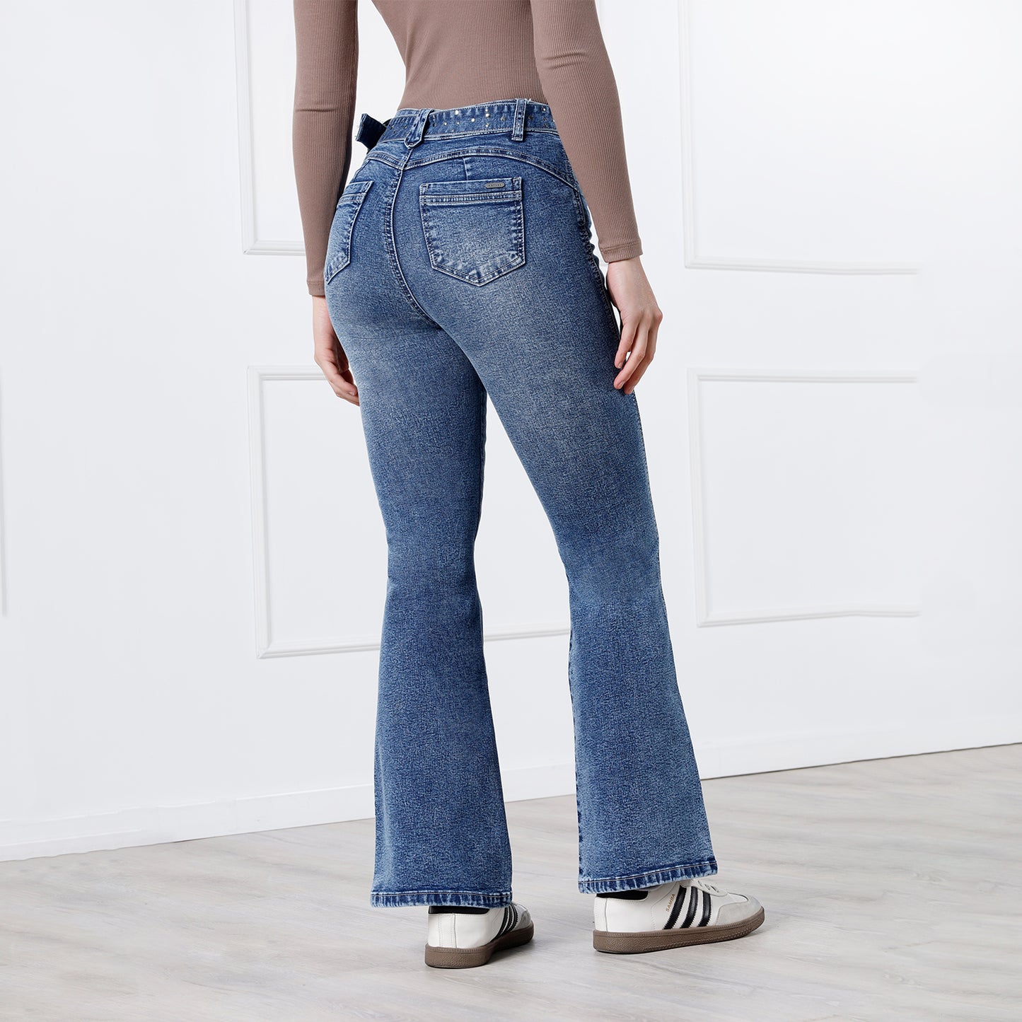 Pantalón Jean cintura Flare con Correa